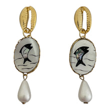 Load image into Gallery viewer, Pearlfish Earrings
