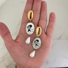 Load image into Gallery viewer, Pearlfish Earrings
