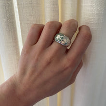 Load image into Gallery viewer, Vintage Sterling Silver Daisy Ring
